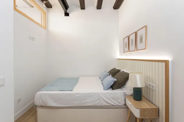 Piso reformado con 2 dormitorios y mobiliario a estrenar en el Raval, Barcelona — 21