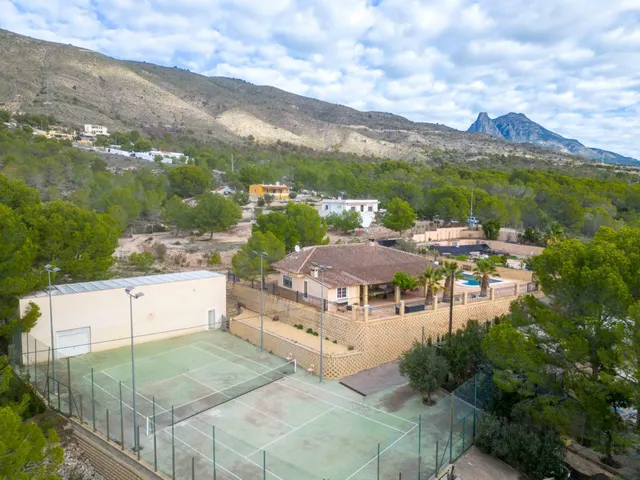 Preciosa finca Chalet con 4 dormitorios y 3.000 m2 de parcel - foto 4