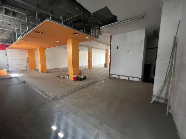 ABRE TU NEGOCIO CON ESTE LOCAL EN ALQUILER EN LLANÇÀ! - foto 2