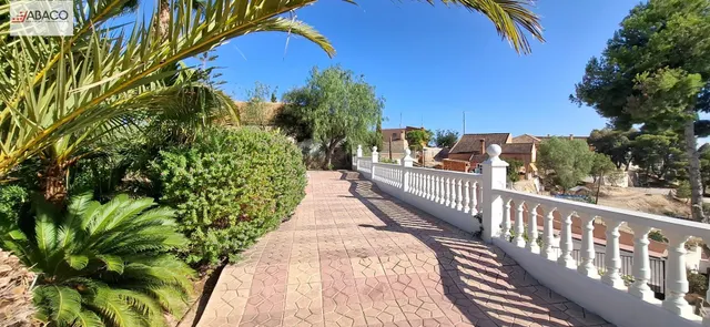 Elegante chalet con maravilloso jardín y vistas privilegiadas. — 31