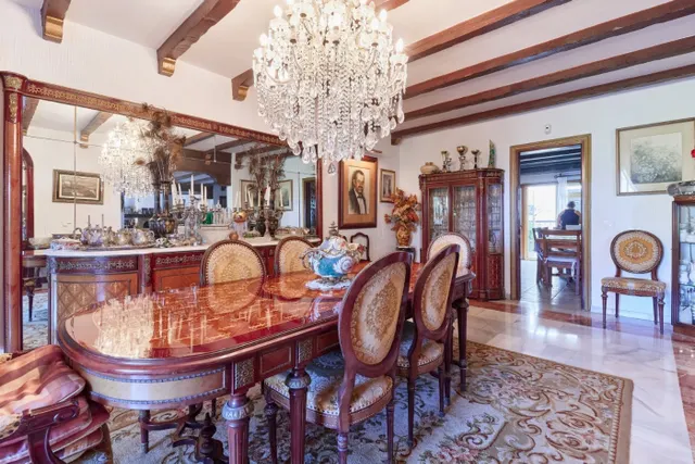 VENTA DE VILLA PAREADA EN EL CENTRO DE MARBELLA. 8 DORMITORIOS, JARDÍN CON PISCINA Y PARKING. — 19