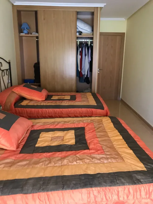 Se vende amplio piso en el centro, cocina, salón, 3 hab., 3 baños, trastero y garaje. Para entrar . — 16