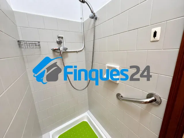 Amplio piso de 4 habitaciones en el centro de Manresa — 28