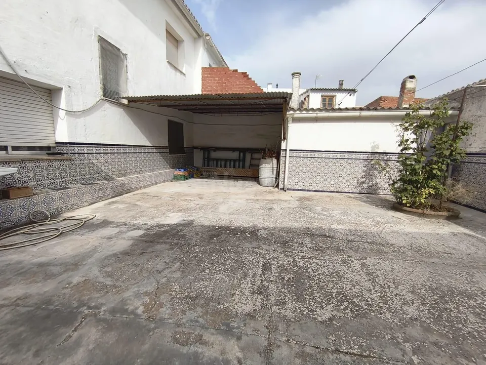 Amplia Casa en Noblejas - Oportunidad Única por €180,000