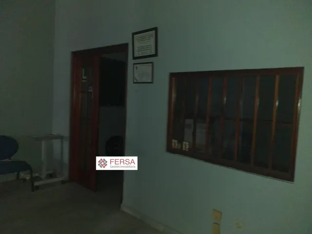 SE VENDEN TRES LOCALES COMERCIALES EN PLENO CENTRO. — 37