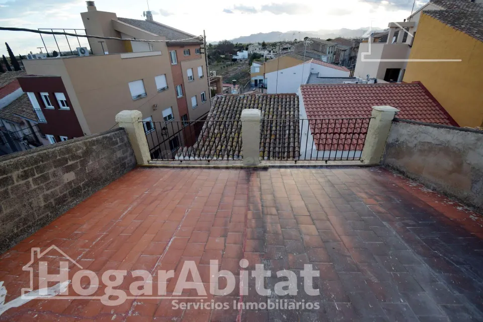 AMPLIA CASA CON 2 TERRAZAS Y GARAJE