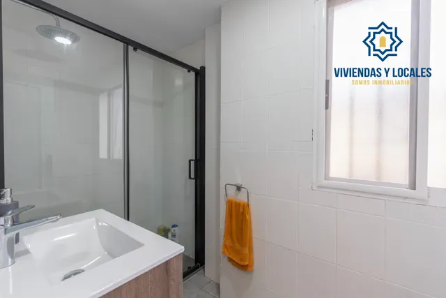Casa independiente con piscina en La Zubia. — 30