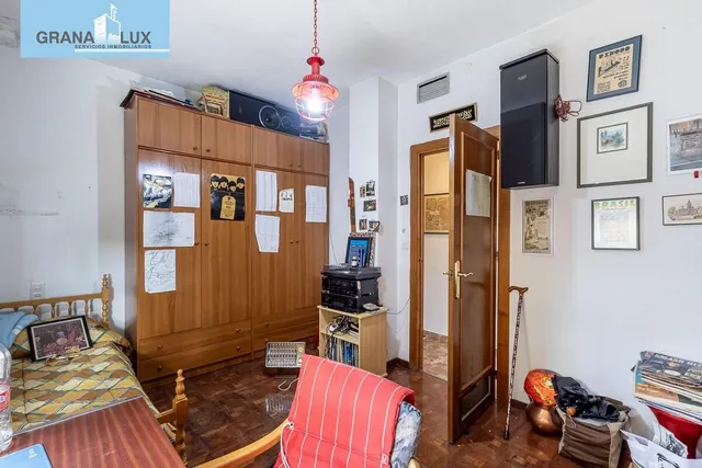 Pisazo en paseo del salón - Granada — 26