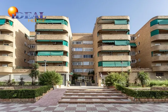 Piso con plaza de garaje cerrada junto a La Inmaculada, frente al río Genil. — 29