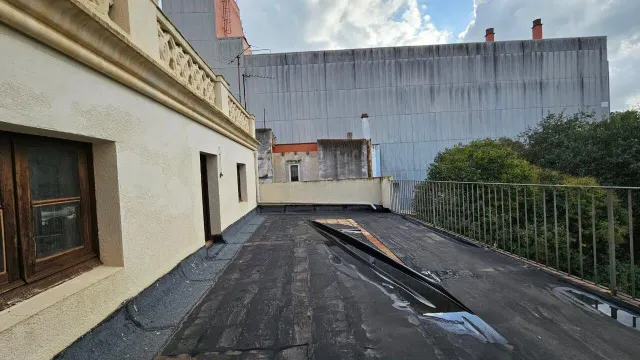 Edifificio neoclasico en el centro de Figueres. — 27