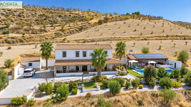 IMPRESIONANTE FINCA RÚSTICA CON DOS VILLAS, PISCINA Y CASI C