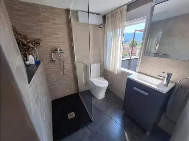 Casa con piscina privada, terrazas y posibilidad de garaje en el centro de Castellar del Vallès — 15