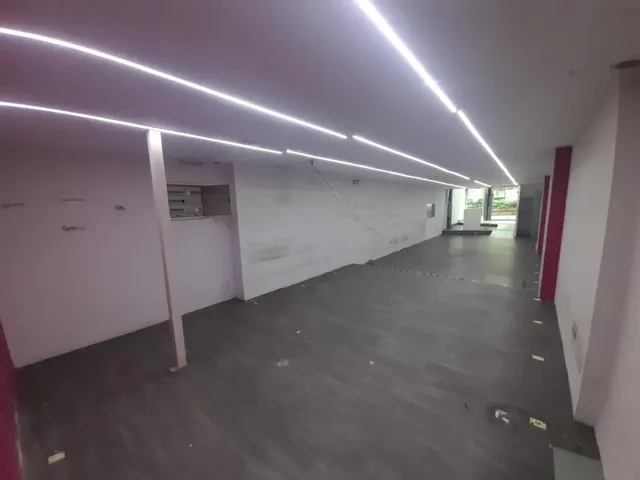 Se alquila local comercial en primera línea en Calle San Fernando de Santander. — 7
