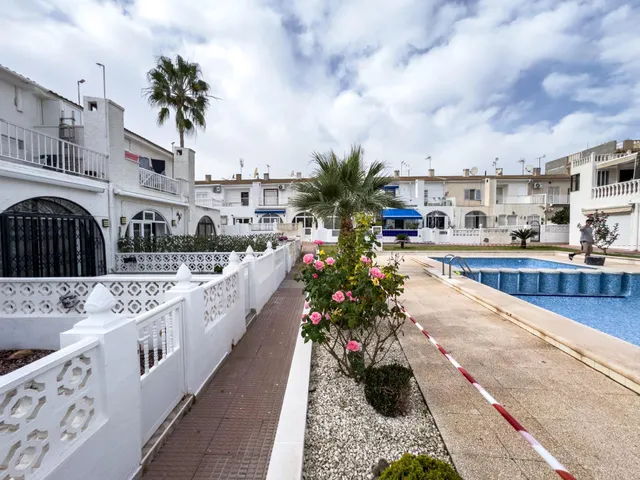Encantador adosado de 2 plantas en Nueva Torrevieja — 2 dormitorios, 2 baños, gran patio y piscina comunitaria — 3
