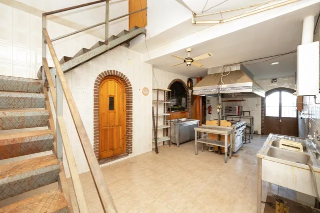 Terreno urbanizable, actualmente hay un restaurante. — 15