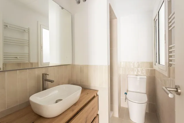 Piso reformado con 2 dormitorios y mobiliario a estrenar en el Raval, Barcelona — 19