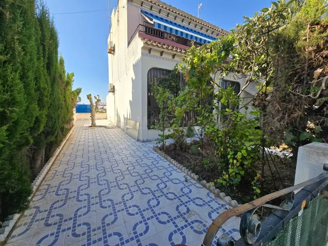 Bungalow en Planta Baja con Gran Jardín y Piscina en Torrevi
