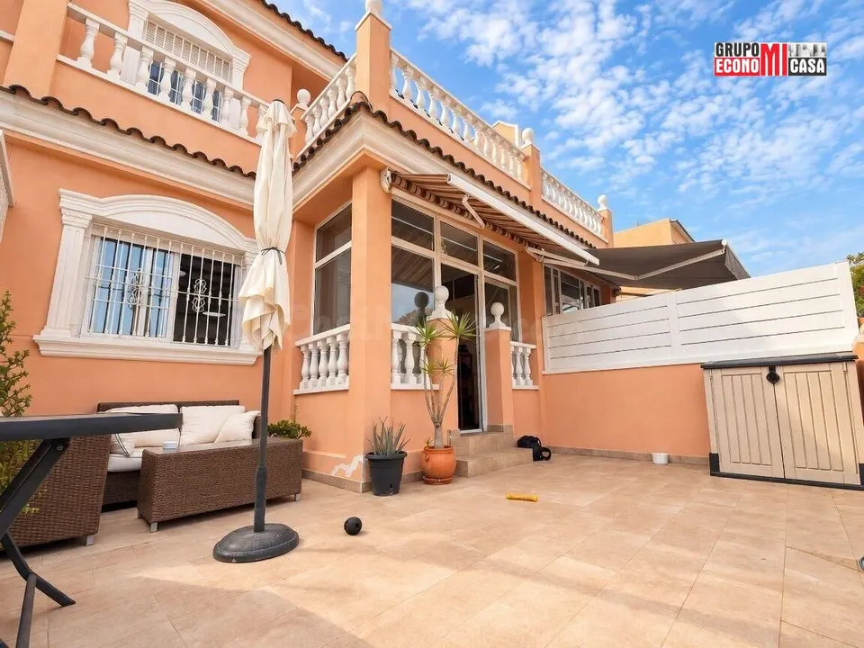 Chalet adosado de 2 dormitorios con terraza, piscina y sol de tarde en Gran Alacant