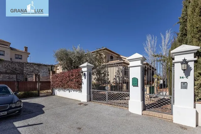 INCREÍBLE CHALET INDEPENDIENTE EN ZONA PRIVILEGIADA — 38