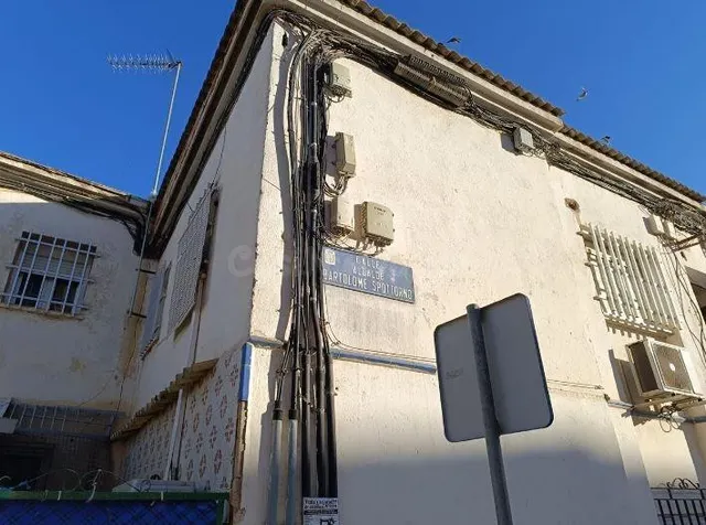 SE VENDE casa adosada OKUPA en C Calle Alcalde Bartolomé Sp - foto 2