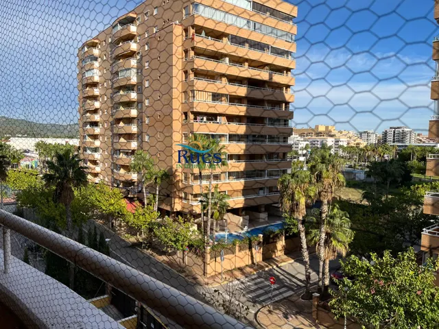 Piso reformado en primera línea del mar con terraza y piscina comunitaria — 22