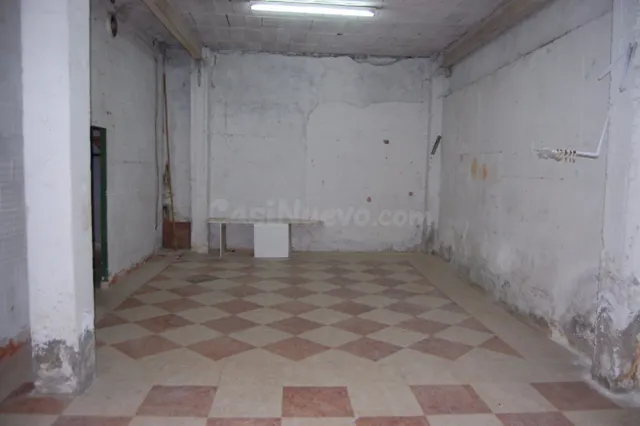 LOCAL DE 100M2 PARA REFORMAR, EN ZONA FERIA . — 2
