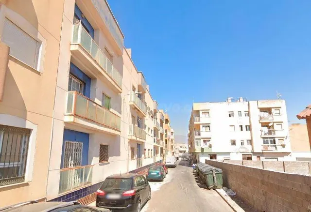 SE VENDE piso OKUPA en C Gl Prim de Roquetas de Mar - foto 2