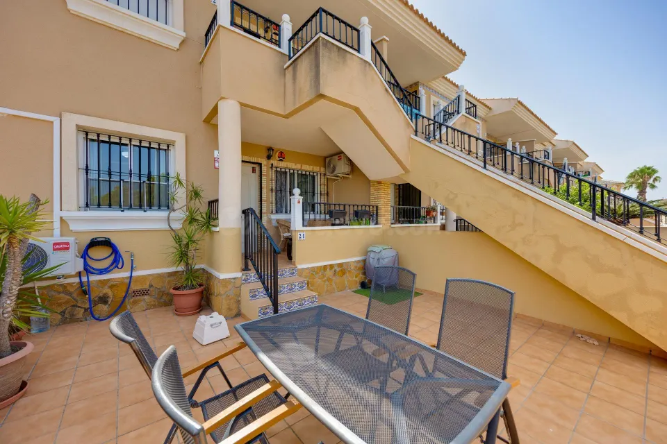Bungalow de dos dormitorios y piscina comunitaria en Orihuela Costa