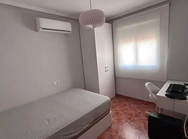 Chalet adosado con piscina privada, sótano y terraza en Valverde, Elche — 17