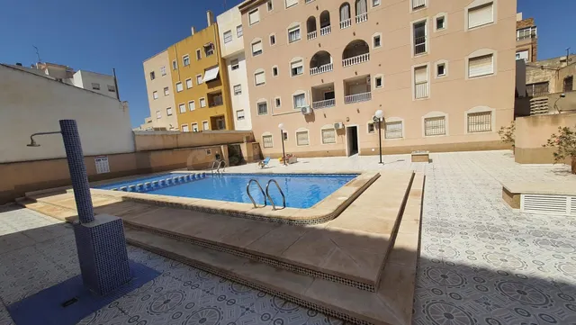 OPORTUNIDAD!!! ATICO EN EL CENTRO DE TORREVIEJA CON PISCINA  - foto 2