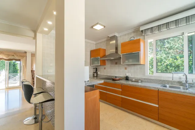 Villa exclusiva de 419 m2 con piscina privada a 200 m del mar en Torre la Mata — 10
