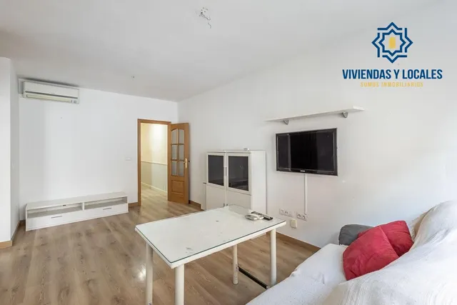 Piso con garaje, trastero y excelente ubicación en Huétor Vega — 4