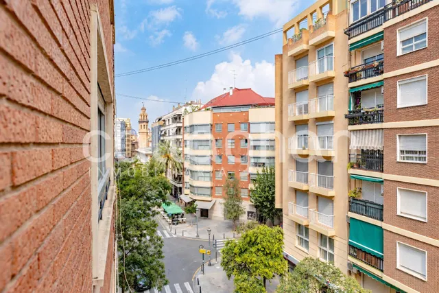 PISO CON GRAN POTENCIAL DE REFORMA EN RUZAFA – 4 habitacione