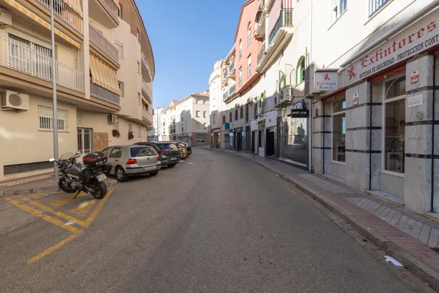 Local comercial 300m² en venta - Correos — 29