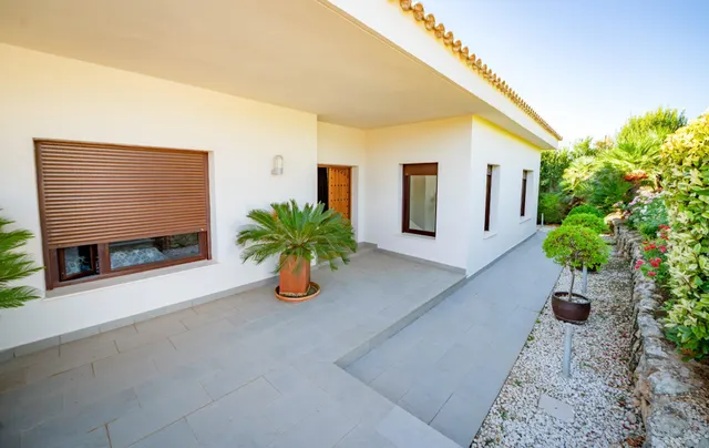 Exclusiva casa de lujo con piscina privada en un entorno tranquilo y selecto — 6