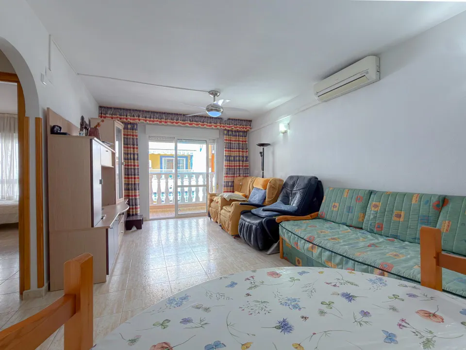 Centro! Estupendo apartamento con 2 dormitorios y 2 baños + Terraza con vistas laterales al mar + Piscina comunitaria