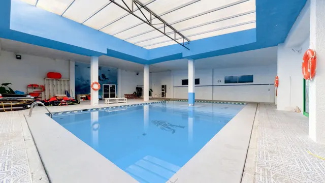 Gran local comercial de 1295m2 en Benalmadena — 2