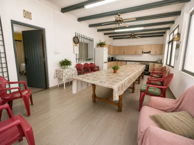 Finca rústica con dos viviendas, piscina y múltiples constru - foto 4