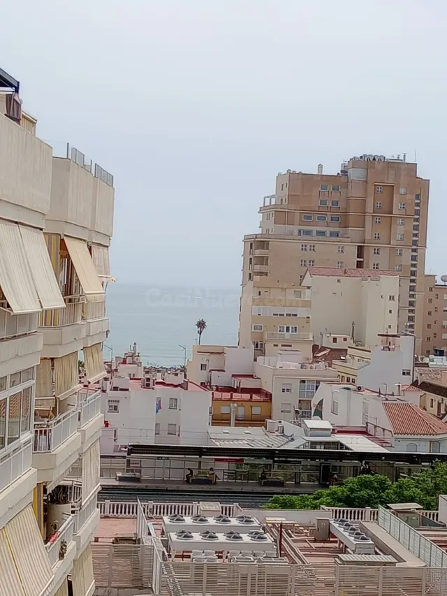 Ático/Piso con Vistas al Mar y Solárium Privado – Alquiler d - foto 2