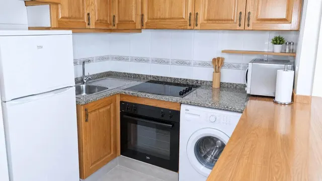 Bungalow esquinero renovado con terraza privada y piscinas comunitarias — 7