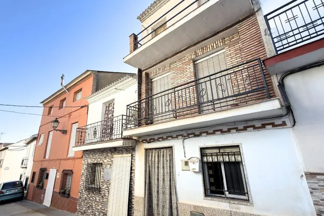 # Casa de Pueblo Tradicional de 4 Dormitorios con Potencial  - foto 2