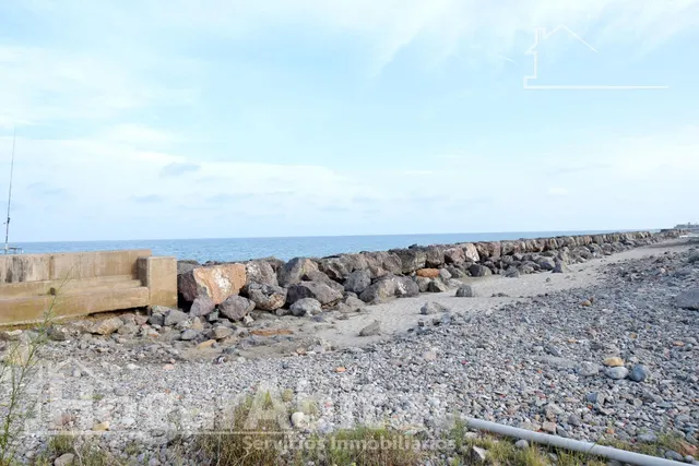 TERRENO URBANO EN PRIMERA LÍNEA JUNTO AL MAR — 30
