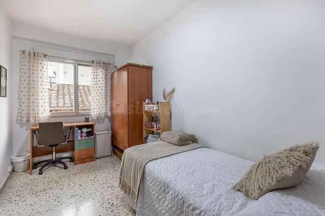 Piso 4 dormitorios en C/ San Juan de Dios de Granada. — 5