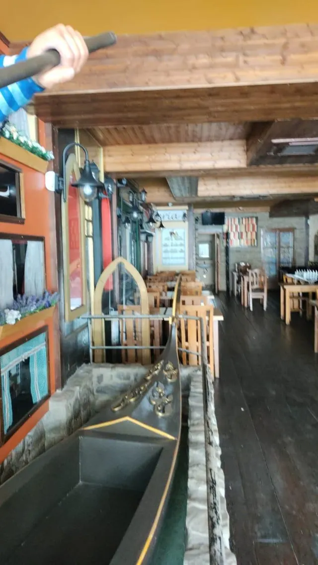 Excelente Local Comercial en  la Avenida más transitada de Andorra — 3