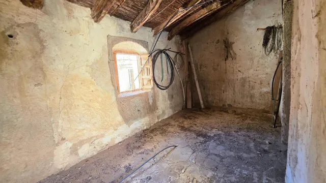 ¿Buscas espacio sin límites? 400 m2 de puro potencial en el corazón de Uleila. — 40