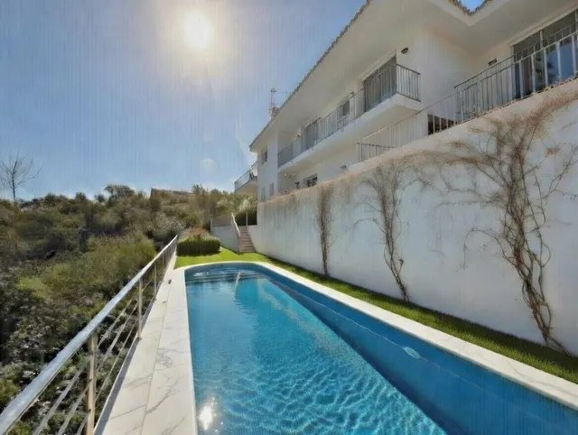 Espectacular villa con vistas panorámicas al mar en la exclusiva urbanización Mas Nou — 26