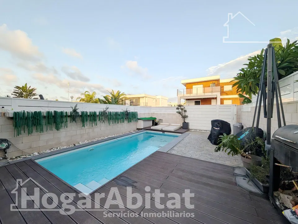 ¡Precioso Chalet! Seminuevo, amplio y luminoso, con piscina privada, garaje y jardín
