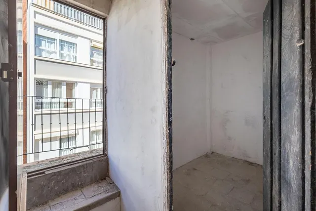Edificio junto a Plaza Bib-rambla. — 20