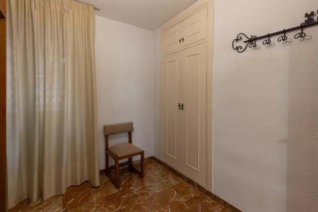 Amplio piso de 4 dormitorios en la prestigiosa urbanización Las Brisas – La Chana — 28