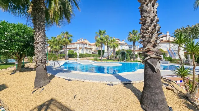 se vende un bungalo de 2 dormitorios en comunidad con piscina en Los Altos de Torrevieja — 7